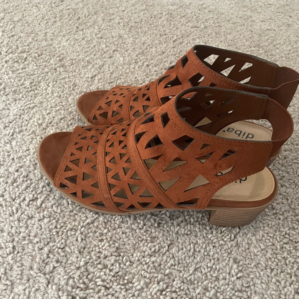 Brown fabric upper balance man made materials. Stretch able heel strap size 71/2